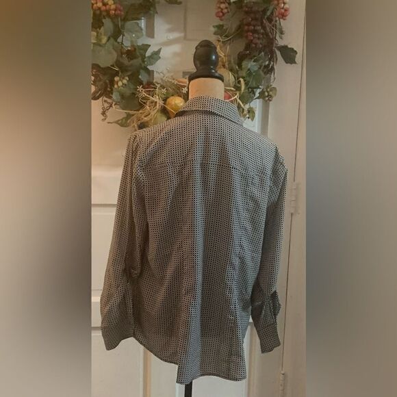 Michael Kors dressy blouse . Size 0X . Black and white , zip front , roll sleeve - Picture 6 of 7